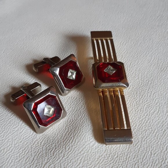 Anson 1950s Red Lucite & Cubic Zirconia Gold Tone Cuff Link and Tie Bar Set - Picture 6 of 9
